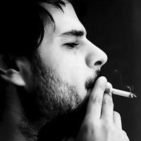 黑夜孤独抽烟的男人图片_微信头像图片大全