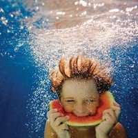 微信头像一个小男孩在水里吃西瓜