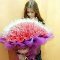 女生微信抱花头像 女生抱着花束