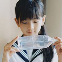 微信头像女生可爱穿校服_女生穿校服清纯模样【点击鼠标右键下载】