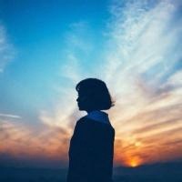 女生非主流头像背影_在岁月风尘里的女生背影