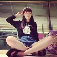 盘腿霸气女生头像_盘腿坐着的潮流女生
