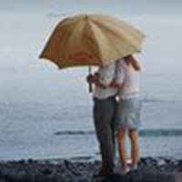 微信头像下雨天情侣打伞的图片_微信头像图片