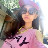 红色帽子头像女生