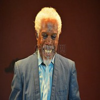 黑人露出白牙齿微笑头像【点击鼠标右键下载】