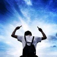 男生头像天空背景高清