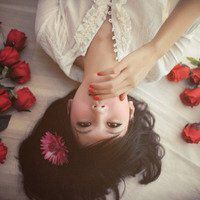 躺下的意境女生头像【点击鼠标右键下载】
