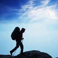 一个人爬山唯美图片_微信头像图片大全