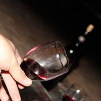 一杯红酒图片伤感 美女喝红酒伤感图片_微信头像图片