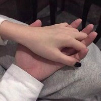 情侣手握在一起的图片 手握手情侣头像一对两张【点击鼠标右键下载】