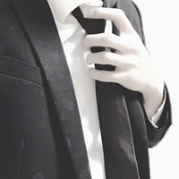 白衬衫+扯领带的气质高富帅头像