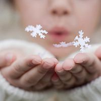 手捧鲜花的女生头像微信头像