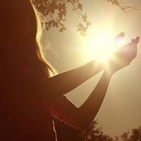夕阳下的意境女生头像空白的只剩下呼吸