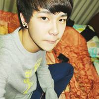 醒目男生的空间头像你笑着的脸为谁而哭