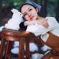 长发是美女的标准复古头像吧