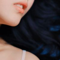 的女生微信性感头像她只是个小小的女孩