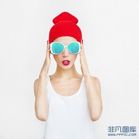 眺天空带帽子的墨镜时尚女郎画报高清图片下载