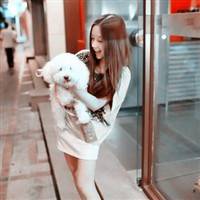 抱着狗狗的可爱女生头像