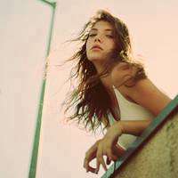 忧愁的短发女生