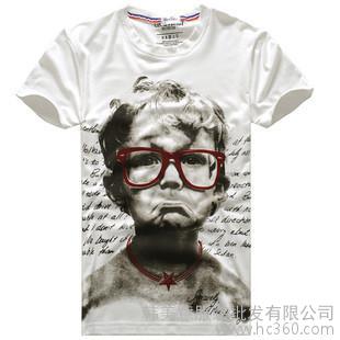 眼镜的抽烟男孩