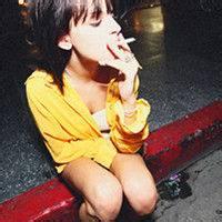 q友乐园女生拽抽烟头像