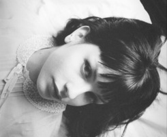 生伤感黑白女生黑白背影