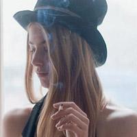 黑白吸烟的女生伤感头像