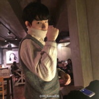 逗比男自拍头像玩手机