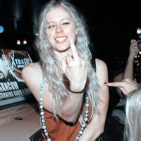 欧美女人霸气竖起中指手势