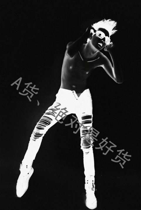 非主流女生弹吉他头像