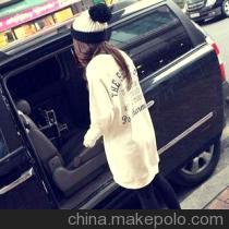 配以饱满立体的花卉