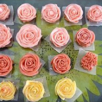 用玫瑰花嘴挤成花朵