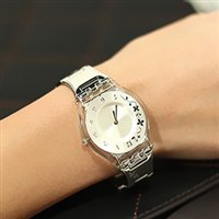 雕刻的钢制花朵沿优美的拱形不锈钢表带链环蔓延