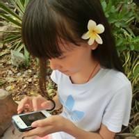 手拿花朵女孩头像