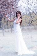 洁白花海中的白衣长裙摄影图片郑州东区人像摄影