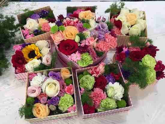 大家纷纷自己动手diy鲜花