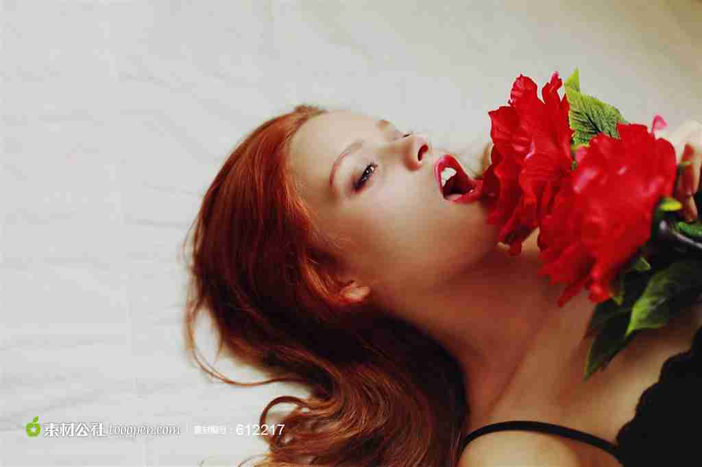 躺着的美女和鲜花