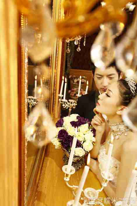 鲜花蜡烛和情侣婚纱摄影图片