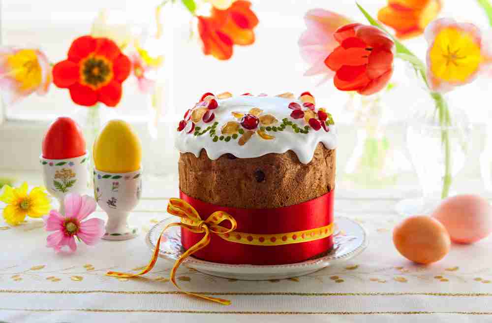复活节蛋糕与鲜花图片