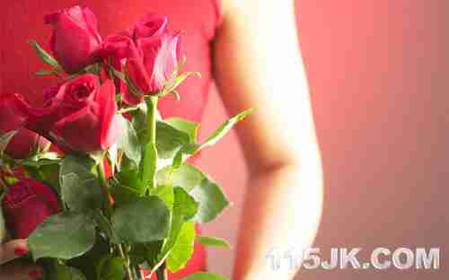 拿花的美女摄影图__女性女人