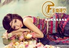 趴在鲜花上的美女图片