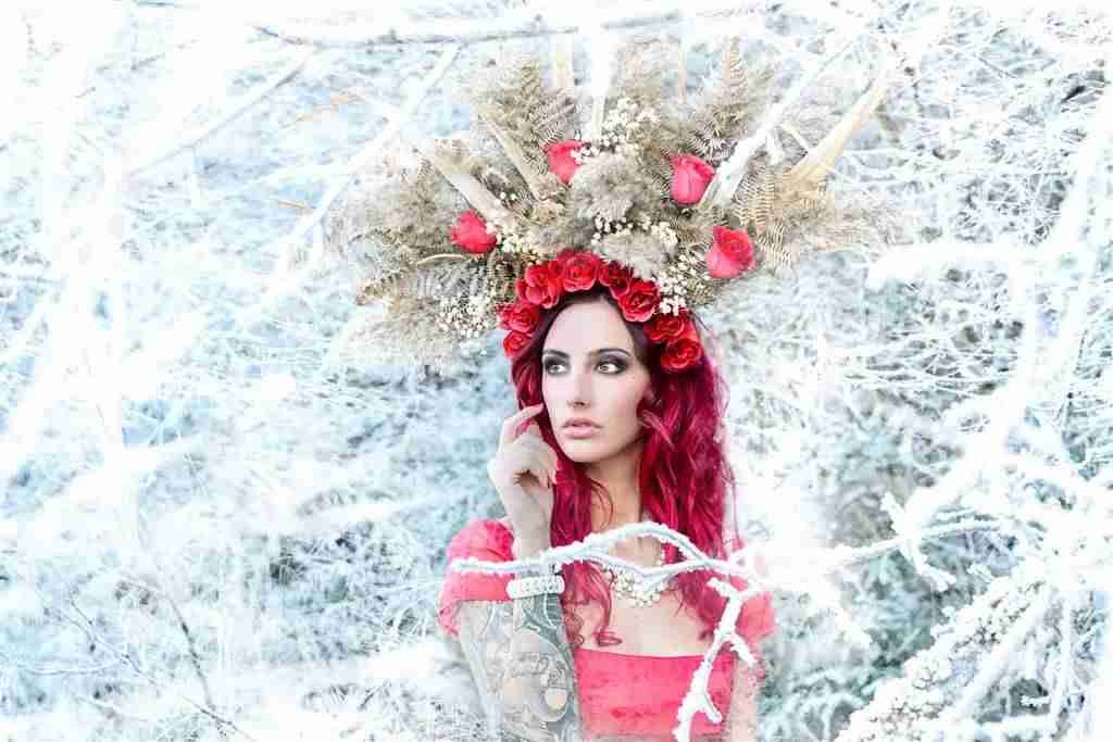 戴玫瑰花的美女图片