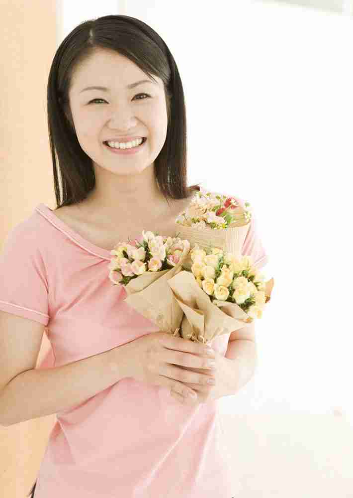 手捧鲜花的美女图片_日常生活图片