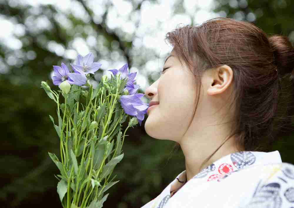闻花的女孩摄影图__女性女人