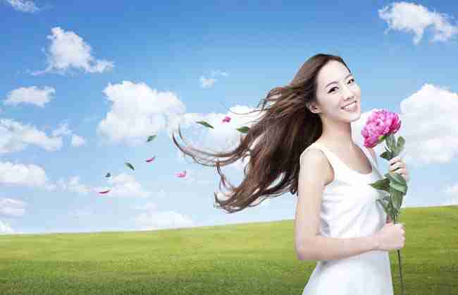 美女手持鲜花psd图