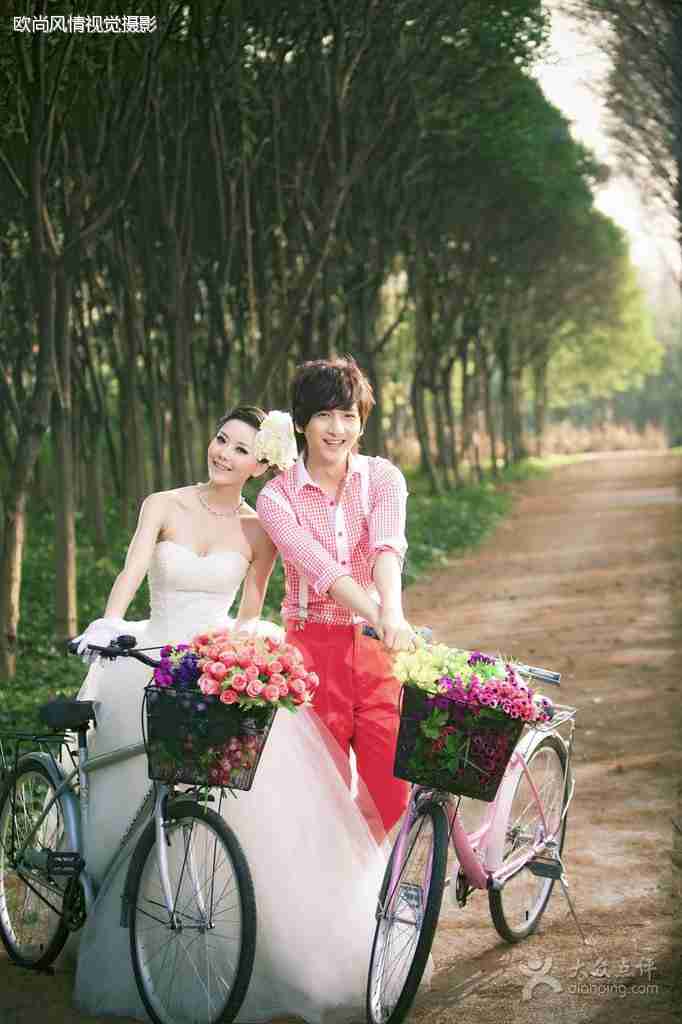 美女鲜花摄影图__人物摄影