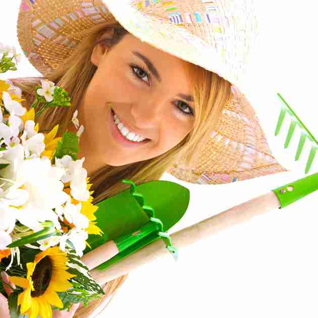 抱着鲜花拿着劳动工具的美女