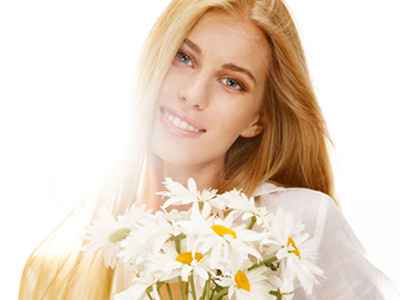 拿着鲜花的美女图片