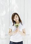 手捧鲜花的美女