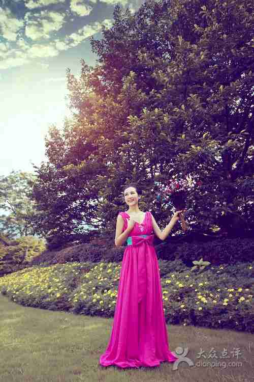 手拿鲜花的美女婚纱摄影